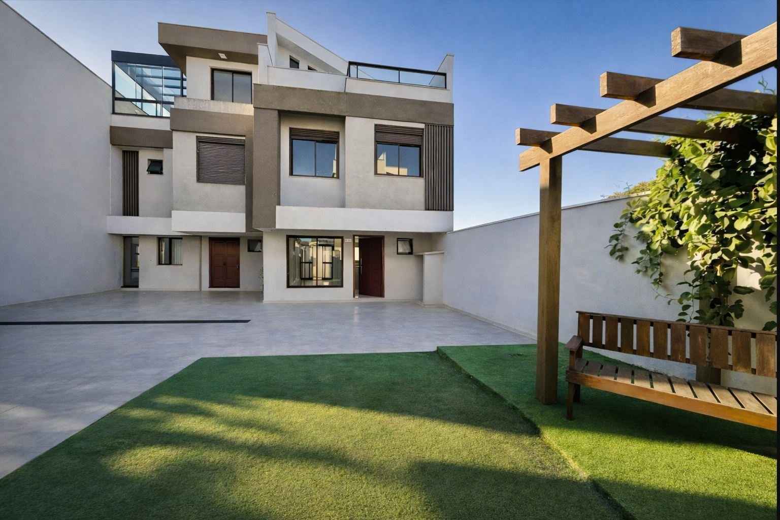 Sobrado em condomínio no São Lourenço com vista para a Ópera de Arame – tour em vídeo